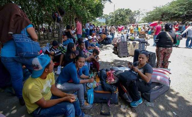 A crise que atinge a Venezuela vem provocando uma grande onda migratória aos países vizinhos, como Brasil, Equador e Colômbia(foto: Schneyder Mendoza / AFP) A crise que atinge a Venezuela vem provocando uma grande onda migratória aos países vizinhos, como Brasil, Equador e Colômbia(foto: Schneyder Mendoza / AFP)
