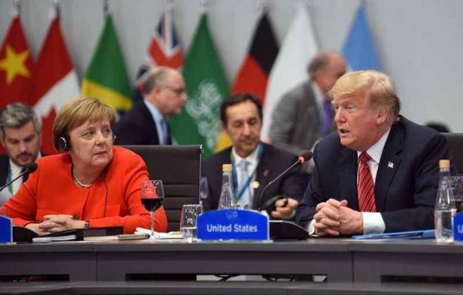 A alemã Angela Merkel ouve Trump na reunião dos líderes: contra a maioria, EUA reiteram a decisão de deixar o tratado sobre o clima (foto: AFP ) A alemã Angela Merkel ouve Trump na reunião dos líderes: contra a maioria, EUA reiteram a decisão de deixar o tratado sobre o clima (foto: AFP )