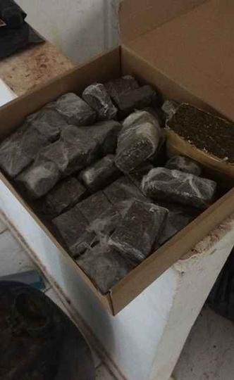 Os agentes encontraram no local do crime três veículos, R$ 20 mil e uma arma de fogo, além do entorpecente, que passará por perícia(foto: PCDF/Divulgação) Os agentes encontraram no local do crime três veículos, R$ 20 mil e uma arma de fogo, além do entorpecente, que passará por perícia(foto: PCDF/Divulgação)