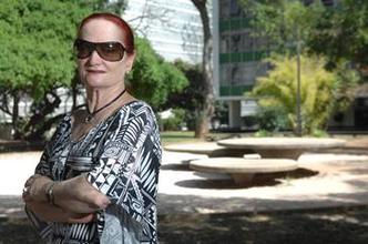 Prima de Burle Marx, a arquiteta Aurora Santos mora em Brasília: atrás, a SQS 308, quadra-modelo(foto: Iano Andrade/CB/D.A Press) Prima de Burle Marx, a arquiteta Aurora Santos mora em Brasília: atrás, a SQS 308, quadra-modelo(foto: Iano Andrade/CB/D.A Press)