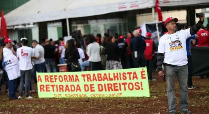 Centrais sindicais realizam manifestação contra a reforma trabalhista, na Esplanada dos Ministérios (foto: Marcelo Camargo/Agência Brasil ) Centrais sindicais realizam manifestação contra a reforma trabalhista, na Esplanada dos Ministérios (foto: Marcelo Camargo/Agência Brasil )