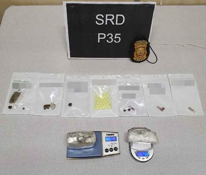 Os suspeitos foram presos com LSD, ecstasy, maconha e haxixe(foto: PCDF/Divulgação) Os suspeitos foram presos com LSD, ecstasy, maconha e haxixe(foto: PCDF/Divulgação)