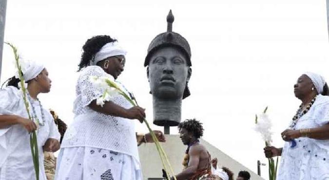 Em comemoração ao Dia da Consciência Negra, feriado municipal e estadual, grupos fazem homenagens no Monumento a Zumbi dos Palmares(foto: Tânia Rêgo/Agência Brasil) Em comemoração ao Dia da Consciência Negra, feriado municipal e estadual, grupos fazem homenagens no Monumento a Zumbi dos Palmares(foto: Tânia Rêgo/Agência Brasil)