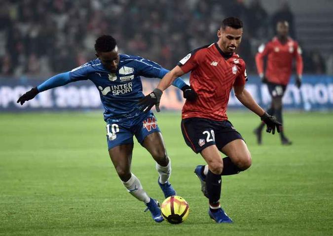 Thiago Maia (D) estava no francês Lille desde 2017, mas não conseguiu se firmar na equipe europeia(foto: Francois Lo Presti/AFP) Thiago Maia (D) estava no francês Lille desde 2017, mas não conseguiu se firmar na equipe europeia(foto: Francois Lo Presti/AFP)
