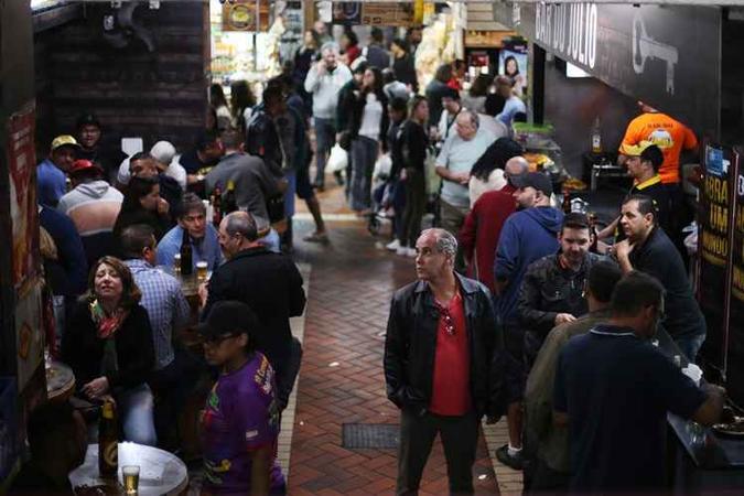 Beber em pé é um costume nos bares espalhados pelo Mercado Central(foto: Roberto Castro/MTur) Beber em pé é um costume nos bares espalhados pelo Mercado Central(foto: Roberto Castro/MTur)