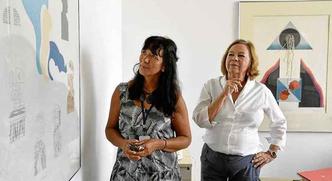 Professoras de Artes da UnB Nivalda Assunção (E) e Grace de Freitas fazem parte da equipe que realiza o inventário do Palácio Itamaraty: encantamento(foto: Marcelo Ferreira/CB/D.A Press) Professoras de Artes da UnB Nivalda Assunção (E) e Grace de Freitas fazem parte da equipe que realiza o inventário do Palácio Itamaraty: encantamento(foto: Marcelo Ferreira/CB/D.A Press)