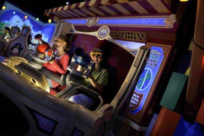O tiro ao alvo do Toy Story: diversão misturada à realidade 3D(foto: Walt Disney World/Divulgação) O tiro ao alvo do Toy Story: diversão misturada à realidade 3D(foto: Walt Disney World/Divulgação)
