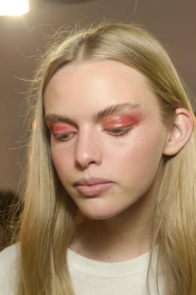 Daniel Hernandez também assinou a beleza da Bobstore. Para um efeito glossy, o maquiador usou uma sombra cremosa e uma camada de gloss transparente por cima.(foto: Carolina Vianna/Fotosite ) Daniel Hernandez também assinou a beleza da Bobstore. Para um efeito glossy, o maquiador usou uma sombra cremosa e uma camada de gloss transparente por cima.(foto: Carolina Vianna/Fotosite )
