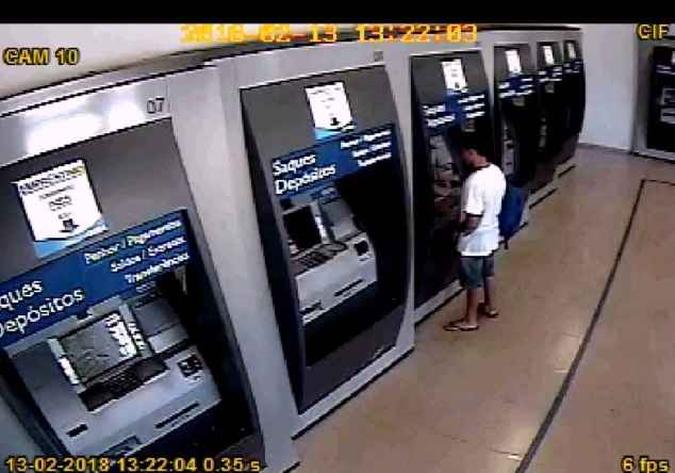 Suspeito em ação em caixa eletrônico: PM e empresa de segurança o monitoraram durante a tarde desta terça(foto: Divulgação/PMDF) Suspeito em ação em caixa eletrônico: PM e empresa de segurança o monitoraram durante a tarde desta terça(foto: Divulgação/PMDF)