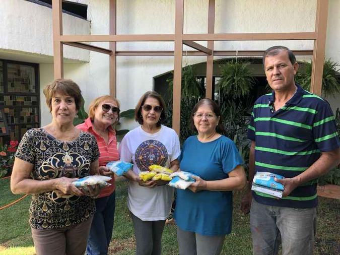 Vera (E), Roseanne, Sandra, Maria e Antonio são devotos de Santa Edwiges e voluntários na festa da paróquia (foto: Aline Brito/CB/D.A Press ) Vera (E), Roseanne, Sandra, Maria e Antonio são devotos de Santa Edwiges e voluntários na festa da paróquia (foto: Aline Brito/CB/D.A Press )