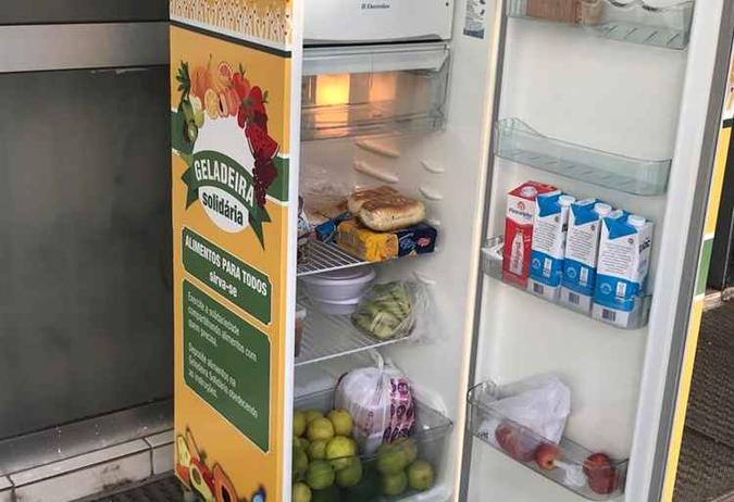 Na porta, as regras: o alimento precisa ser embalado e com data de validade. Não pode colocar bebida alcoólica, carne crua, ovos, peixe ou comida estragada(foto: Sarah Peres/Esp CB) Na porta, as regras: o alimento precisa ser embalado e com data de validade. Não pode colocar bebida alcoólica, carne crua, ovos, peixe ou comida estragada(foto: Sarah Peres/Esp CB)