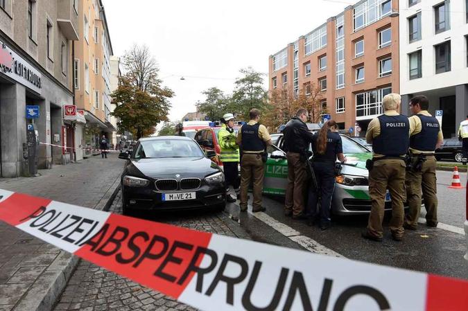 Um homem feriu a facadas várias pessoas na cidade alemã de Munique, e foi detido, informou a polícia, que descartou motivações terroristasChristof Stache/AFP Um homem feriu a facadas várias pessoas na cidade alemã de Munique, e foi detido, informou a polícia, que descartou motivações terroristasChristof Stache/AFP
