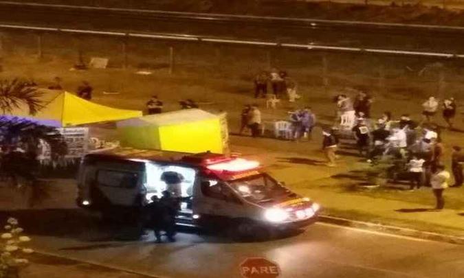 Após esfaquear os entregadores de comida, o assaltante foi linchado por pessoas que passavam pelo local(foto: Redes sociais) Após esfaquear os entregadores de comida, o assaltante foi linchado por pessoas que passavam pelo local(foto: Redes sociais)