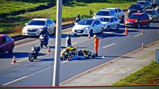 Na EPIA Sul, um acidente com um motociclista parou o trânsito sentido Plano Piloto(foto: Divulgação/DER-DF) Na EPIA Sul, um acidente com um motociclista parou o trânsito sentido Plano Piloto(foto: Divulgação/DER-DF)