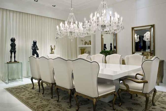 A mesa grande, para 10 pessoas, é o ponto central da proposta assinada pela designer Kely Carvalho. A sala conta com duas cômodas bombês, que substituem o tradicional bufê. A iluminação planejada evidencia os elementos clássicos e contemporâneos, como madeira, tecidos e mobiliário em laca. A designer destaca que %u201Co estilo clássico é o grande amigo dos que são apaixonados por glamour e elegância%u201D.(foto: Edgard César/Divulgação) A mesa grande, para 10 pessoas, é o ponto central da proposta assinada pela designer Kely Carvalho. A sala conta com duas cômodas bombês, que substituem o tradicional bufê. A iluminação planejada evidencia os elementos clássicos e contemporâneos, como madeira, tecidos e mobiliário em laca. A designer destaca que %u201Co estilo clássico é o grande amigo dos que são apaixonados por glamour e elegância%u201D.(foto: Edgard César/Divulgação)
