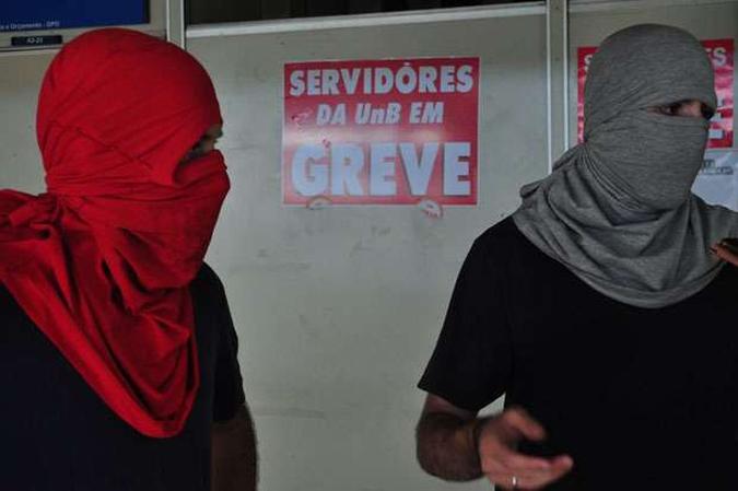 Para integrantes do movimento, protesto com caráter político tem como objetivo impedir a criminalização e o jubilamento de oito alunos(foto: Paula Rafiza/Esp. CB/D.A Press) Para integrantes do movimento, protesto com caráter político tem como objetivo impedir a criminalização e o jubilamento de oito alunos(foto: Paula Rafiza/Esp. CB/D.A Press)