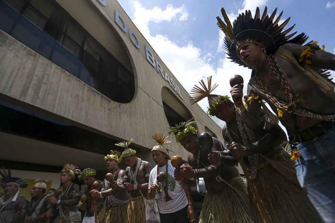 Representantes de povos indígenas foram ao Centro Cultural Banco do Brasil (CCBB) entregar carta para o presidente eleito Jair Bolsonaro(foto: Marcelo Camargo/Agência Brasil) Representantes de povos indígenas foram ao Centro Cultural Banco do Brasil (CCBB) entregar carta para o presidente eleito Jair Bolsonaro(foto: Marcelo Camargo/Agência Brasil)