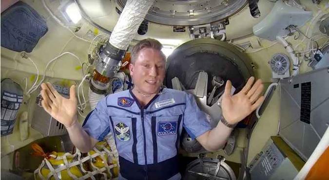 O cosmonauta Sergei Prokopyev postou um vídeo em redes sociais mostrando a pequena fissura lacrada na parede da nave Soyuz MS-09 acoplada ao segmento russo da ISS(foto: Reprodução ) O cosmonauta Sergei Prokopyev postou um vídeo em redes sociais mostrando a pequena fissura lacrada na parede da nave Soyuz MS-09 acoplada ao segmento russo da ISS(foto: Reprodução )