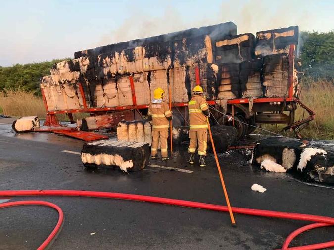 Incêndio em carga de algodão interditou a BR-020 na tarde desta sexta (29/5)(foto: Divulgação / CBMDF ) Incêndio em carga de algodão interditou a BR-020 na tarde desta sexta (29/5)(foto: Divulgação / CBMDF )