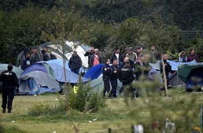 Polícia Francesa durante a evacuação do campo de imigrantes no norte da França.(foto: Francois Lo Presti/AFP) Polícia Francesa durante a evacuação do campo de imigrantes no norte da França.(foto: Francois Lo Presti/AFP)