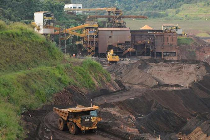 Bombeiros trabalham no resgate de vítimas em Brumadinho: parentes que aceitarem o acordo receberão os valores em 10 dias(foto: Túlio Santos/EM/D.A Press ) Bombeiros trabalham no resgate de vítimas em Brumadinho: parentes que aceitarem o acordo receberão os valores em 10 dias(foto: Túlio Santos/EM/D.A Press )