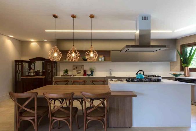 A mesa com bancada é uma solução para famílias que querem variar nas ilhas de cozinha. Nesse projeto de Adriana Pestana, as cores contrastantes escolhidas ajudaram a dar destaque para a peça. (foto: Edgard Cesar/Divulgacao) A mesa com bancada é uma solução para famílias que querem variar nas ilhas de cozinha. Nesse projeto de Adriana Pestana, as cores contrastantes escolhidas ajudaram a dar destaque para a peça. (foto: Edgard Cesar/Divulgacao)