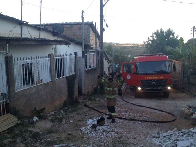 (foto: A sala da casa e um dos quartos foram atingidos pelo fogo) (foto: A sala da casa e um dos quartos foram atingidos pelo fogo)