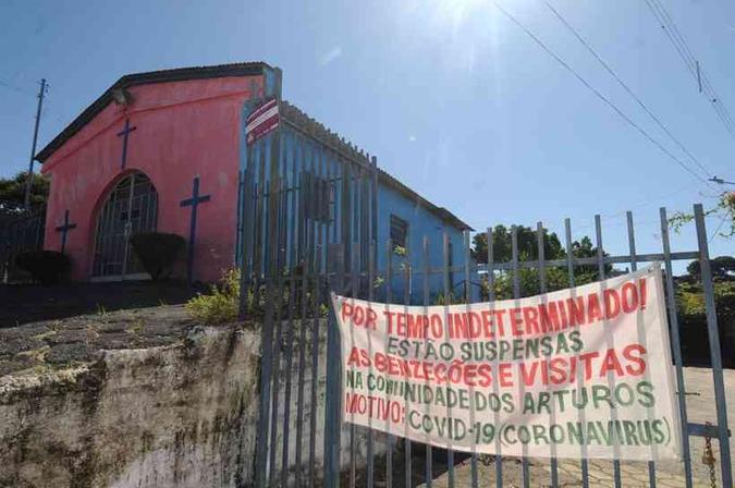 Com capela em Contagem fechada, faixa informa sobre a suspensão das benzeções por tempo indeterminado, por causa do novo coronavírus(foto: Leandro Couri/EM) Com capela em Contagem fechada, faixa informa sobre a suspensão das benzeções por tempo indeterminado, por causa do novo coronavírus(foto: Leandro Couri/EM)