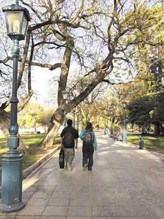 A Plaza Independencia é uma das mais bonitas da cidade: reduto de estudantes, casais e artistas de rua(foto: Shirley Pacelli/EM/D.A Press) A Plaza Independencia é uma das mais bonitas da cidade: reduto de estudantes, casais e artistas de rua(foto: Shirley Pacelli/EM/D.A Press)