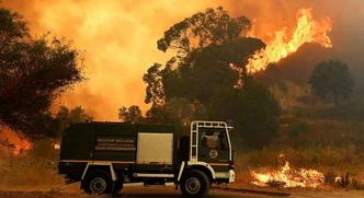 Esta foto de arquivo tirada em 10 de julho de 2017 mostra um veículo de resgate de fogo no distrito de Annunziata, Messina, no nordeste da Sicília(foto: Giovanni Isolino/ AFP - 10/7/2017) Esta foto de arquivo tirada em 10 de julho de 2017 mostra um veículo de resgate de fogo no distrito de Annunziata, Messina, no nordeste da Sicília(foto: Giovanni Isolino/ AFP - 10/7/2017)