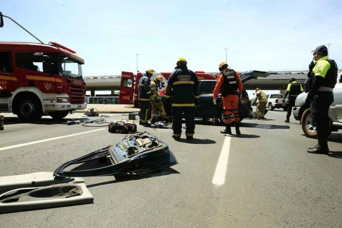 A porta esquerda do veículo precisou ser retirada para que os militares pudessem estabilizar a vítima e retirá-la pela parte traseira do automóvel(foto: CBMDF/Divulgação) A porta esquerda do veículo precisou ser retirada para que os militares pudessem estabilizar a vítima e retirá-la pela parte traseira do automóvel(foto: CBMDF/Divulgação)