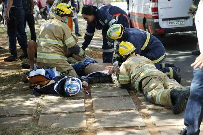 Um pedestre e um motociclista ficaram feridos em acidente na W3 Norte(foto: CBMDF/Divulgação) Um pedestre e um motociclista ficaram feridos em acidente na W3 Norte(foto: CBMDF/Divulgação)