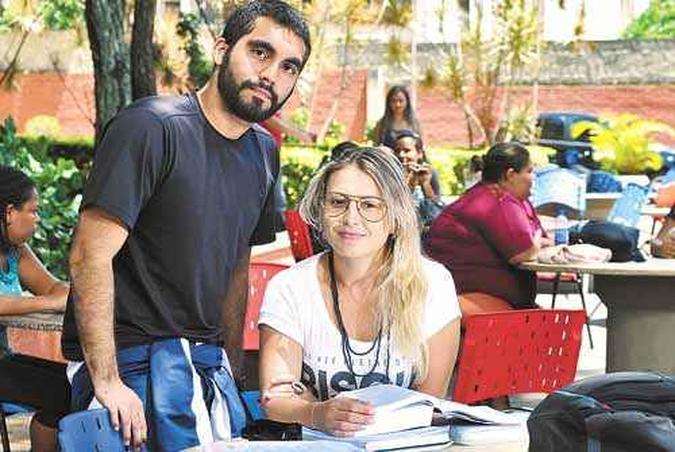 O casal Edlon e Tatiane estuda até nos fins de semana. O foco dos dois, no momento, é a Polícia Federal(foto: Marcelo Ferreira/CB/D.A Press) O casal Edlon e Tatiane estuda até nos fins de semana. O foco dos dois, no momento, é a Polícia Federal(foto: Marcelo Ferreira/CB/D.A Press)