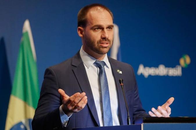 Eduardo Bolsonaro sobre o comércio de armas: ''Eu não quero falir Taurus. É só abrir o mercado brasileiro''(foto: AFP / Gil COHEN-MAGEN) Eduardo Bolsonaro sobre o comércio de armas: ''Eu não quero falir Taurus. É só abrir o mercado brasileiro''(foto: AFP / Gil COHEN-MAGEN)