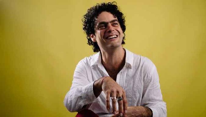 Cantor e compositor Chico Salem, que lança o disco 'Maior ou igual a dois' esse fim de semana em Brasília(foto: Raphael Vidigal/Divulgacao) Cantor e compositor Chico Salem, que lança o disco 'Maior ou igual a dois' esse fim de semana em Brasília(foto: Raphael Vidigal/Divulgacao)