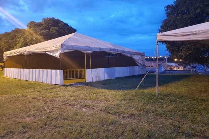 Tenda em que o corpo foi encontrado, na Candangolândia, funciona como uma igreja evangélica. Vítima tinha um pano amarrado no pescoço(foto: Darcianne Diogo/CB/D.A Press) Tenda em que o corpo foi encontrado, na Candangolândia, funciona como uma igreja evangélica. Vítima tinha um pano amarrado no pescoço(foto: Darcianne Diogo/CB/D.A Press)