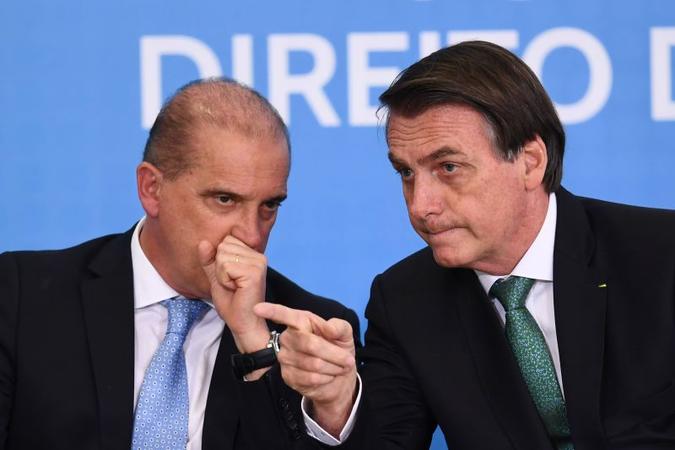 Onyx, ao lado de Bolsonaro: da Casa Civil para a pasta da Cidadania(foto: Evaristo Sá/AFP) Onyx, ao lado de Bolsonaro: da Casa Civil para a pasta da Cidadania(foto: Evaristo Sá/AFP)