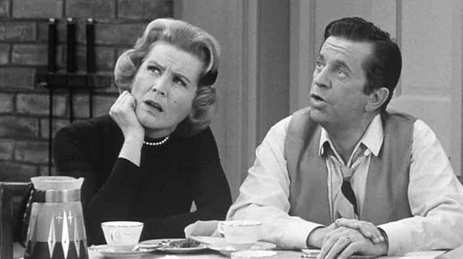 Rose Marie em cena ao lado do ator Morey Amsterdam na série 'The Dick Van Dyke Show'(foto: Reprodução ) Rose Marie em cena ao lado do ator Morey Amsterdam na série 'The Dick Van Dyke Show'(foto: Reprodução )