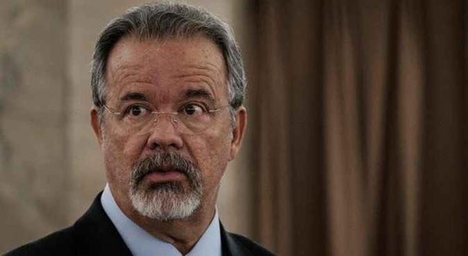 Jungmann lembrou que quando o Brasil utilizava urnas onde eram depositadas cédulas de papel, ocorriam muitas acusações de fraude(foto: Yasuyoshi Chiba/AFP) Jungmann lembrou que quando o Brasil utilizava urnas onde eram depositadas cédulas de papel, ocorriam muitas acusações de fraude(foto: Yasuyoshi Chiba/AFP)