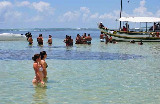 Distantes da areia, as piscinas naturais fazem a alegria de turistas(foto: Gabriel Carvalho/EM/Divulgação/D.A Press) Distantes da areia, as piscinas naturais fazem a alegria de turistas(foto: Gabriel Carvalho/EM/Divulgação/D.A Press)