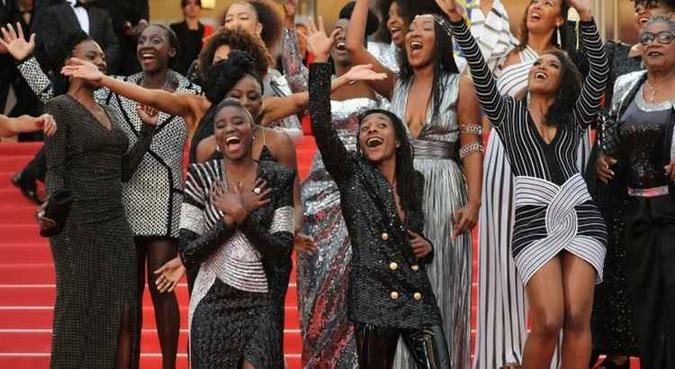 As atrizes Aïssa Maïga, Eye Haidara, Sonia Rolland e Firmine Richard estavam no grupo que, nesta quarta, ergueu o punho diante das câmeras(foto: Valery Hache/AFP) As atrizes Aïssa Maïga, Eye Haidara, Sonia Rolland e Firmine Richard estavam no grupo que, nesta quarta, ergueu o punho diante das câmeras(foto: Valery Hache/AFP)
