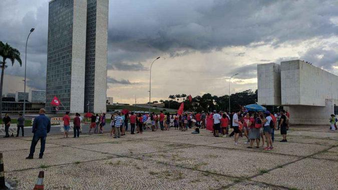 Manifestantes pró-Lula se reuniram na Praça dos Três Poderes(foto: Alexandre de Paula/Esp.Correio/CBPress) Manifestantes pró-Lula se reuniram na Praça dos Três Poderes(foto: Alexandre de Paula/Esp.Correio/CBPress)