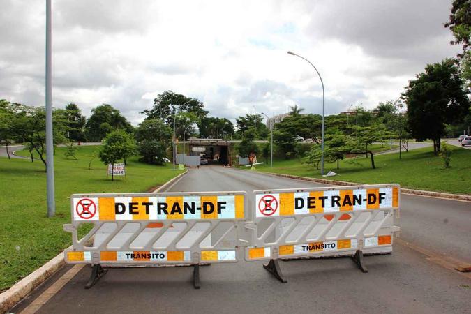 Tesourinha da 105/106 e da 205/206 Sul está interditada (foto: Valquíria Cunha/Ascom Detran-DF ) Tesourinha da 105/106 e da 205/206 Sul está interditada (foto: Valquíria Cunha/Ascom Detran-DF )