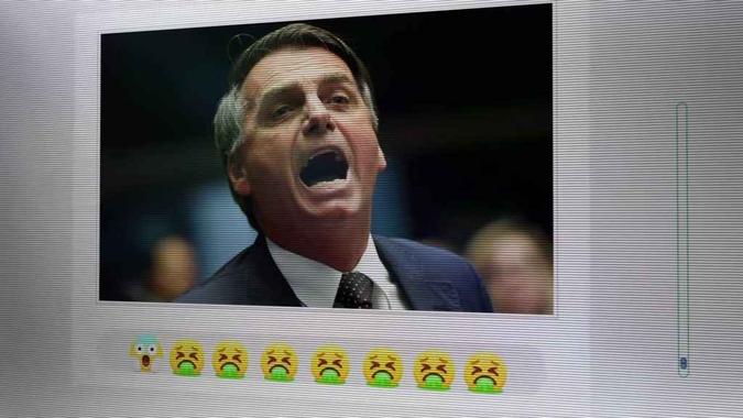 Durante a sessão, o relator afirmou que o recurso das faces estilizadas vomitando é 'extremamente banal e não se enquadra nas vedações da Lei das Eleições'(foto: Reprodução) Durante a sessão, o relator afirmou que o recurso das faces estilizadas vomitando é 'extremamente banal e não se enquadra nas vedações da Lei das Eleições'(foto: Reprodução)