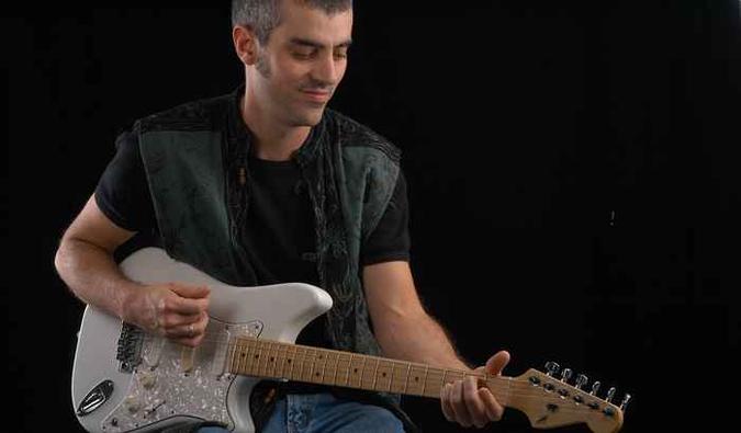 O guitarrista Haroldinho Mattos acredita que o sentimento do blues combinou com a cidade(foto: Clausem Bonifácio/Divulgação) O guitarrista Haroldinho Mattos acredita que o sentimento do blues combinou com a cidade(foto: Clausem Bonifácio/Divulgação)