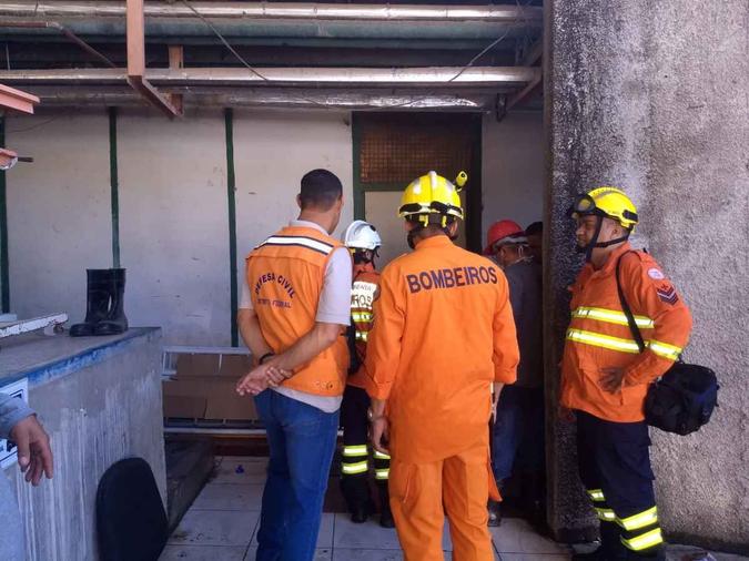 Pacientes foram deslocados para evitar áreas com fumaça (foto: Divulgação/CBMDF) Pacientes foram deslocados para evitar áreas com fumaça (foto: Divulgação/CBMDF)