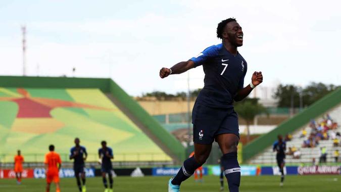Kalimuendo-Miunga marcou três vezes e decidiu a partida para os franceses(foto: Reprodução/FIFA) Kalimuendo-Miunga marcou três vezes e decidiu a partida para os franceses(foto: Reprodução/FIFA)