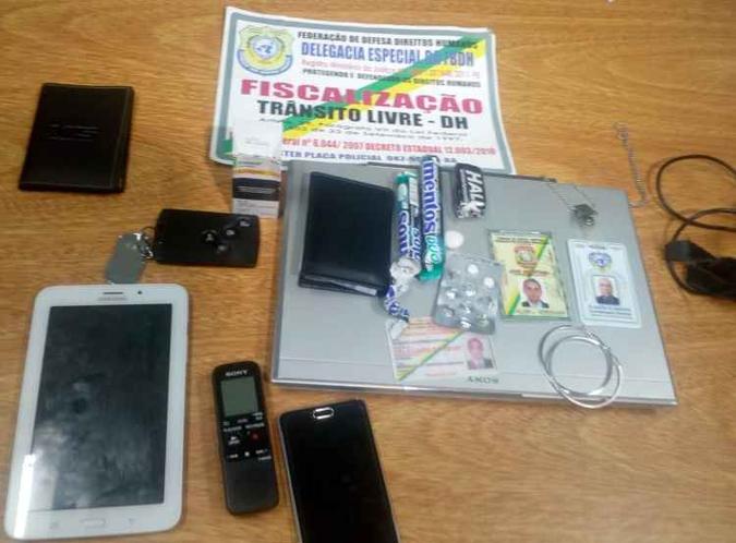 Na posse do suspeito, foram encontrados celulares das vítimas, pastilhas usadas para dopar as mulheres, além de um suposto certificado para o cargo de delegado(foto: Wenderson Oliveira) Na posse do suspeito, foram encontrados celulares das vítimas, pastilhas usadas para dopar as mulheres, além de um suposto certificado para o cargo de delegado(foto: Wenderson Oliveira)