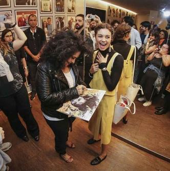 Em show recente, Sophie Charlotte tieta a cantora Gal Costa, que ela viverá nas telonas(foto: Reprodução/Twitter) Em show recente, Sophie Charlotte tieta a cantora Gal Costa, que ela viverá nas telonas(foto: Reprodução/Twitter)