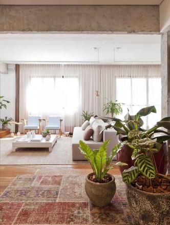 A proposta em tons rosados e pastéis chama a atenção no projeto da arquiteta Marcela Madureira. Para a reforma do imóvel da década de 1980, a profissional apostou em uma arquitetura com base neutra, deixando as cores predominarem nos objetos, nos mobiliários e no paisagismo. No piso, foi usada madeira rústica, tipo demolição, fazendo um jogo de texturas com o concreto aparente dos elementos estruturais. (foto: Maíra Acayaba / Divulgação ) A proposta em tons rosados e pastéis chama a atenção no projeto da arquiteta Marcela Madureira. Para a reforma do imóvel da década de 1980, a profissional apostou em uma arquitetura com base neutra, deixando as cores predominarem nos objetos, nos mobiliários e no paisagismo. No piso, foi usada madeira rústica, tipo demolição, fazendo um jogo de texturas com o concreto aparente dos elementos estruturais. (foto: Maíra Acayaba / Divulgação )